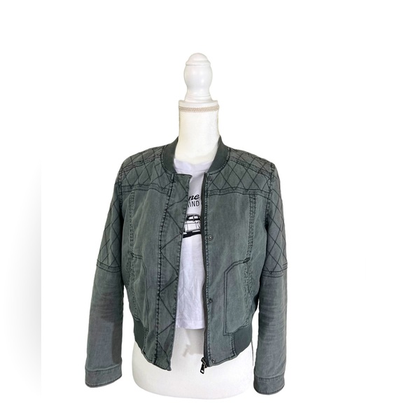 Bundle of 2, Like New, Never Worn Cropped Tees L and XL ~ Friends and Romwe - Picture 11 of 11